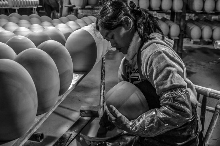 Zhang Shuzhou - The-Porcelain-Artists-11